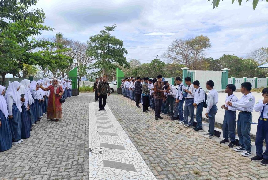menghadiri-dan-membuka-kegiatan-ldk-osis-dan-mpk-man-2-wakatobi